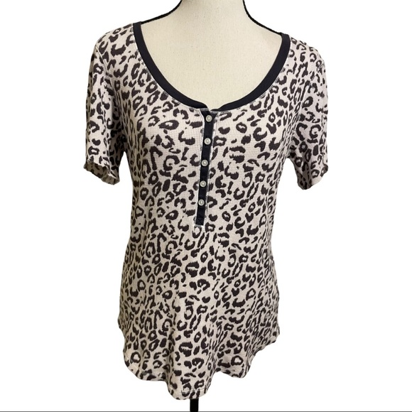 Victoria Secret 1/2 button down blouse short sleeve animal print size medium - Picture 9 of 9